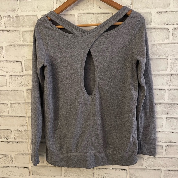 Women’s Old Navy gray scoop neck neck peep hole back pullover sweatshirt XS - Picture 2 of 4